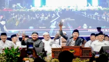 Gus Iqdam menyampaikan tausiah dalam pengajian akbar Hari Santri Nasional 2026 di Lapangan Kejayan, Pasuruan. Selasa, 27 Oktober 2026 (Foto Ho/RadarBangsa.co.id).