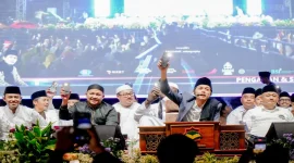 Gus Iqdam menyampaikan tausiah dalam pengajian akbar Hari Santri Nasional 2026 di Lapangan Kejayan, Pasuruan. Selasa, 27 Oktober 2026 (Foto Ho/RadarBangsa.co.id).