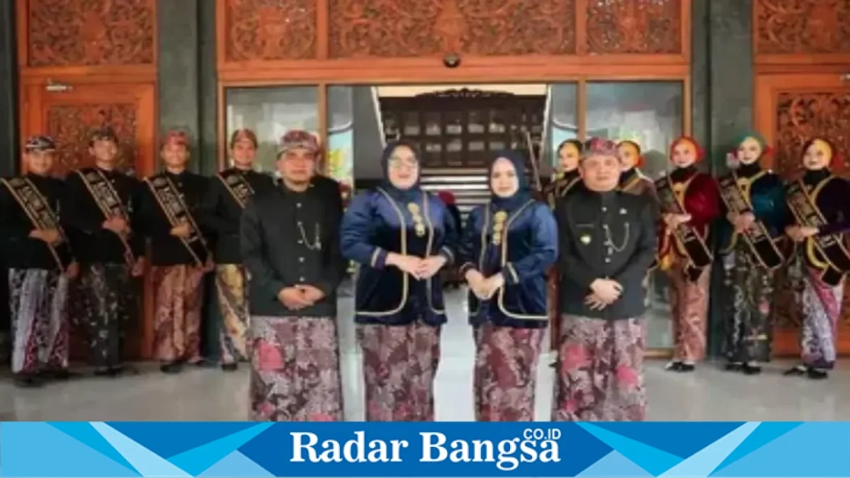 Bupati Bangkalan Lukman Hakim memimpin upacara peringatan Hari Jadi ke-495 Kabupaten Bangkalan yang dirangkai dengan Hari Jadi ke-81 Provinsi Jawa Timur Tahun 2026, Jumat (23/10/2026). (Dok. Ho/Pemkab Bangkalan/RadarBangsa.co.id).