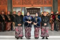 Bupati Bangkalan Lukman Hakim memimpin upacara peringatan Hari Jadi ke-495 Kabupaten Bangkalan yang dirangkai dengan Hari Jadi ke-81 Provinsi Jawa Timur Tahun 2026, Jumat (23/10/2026). (Dok. Ho/Pemkab Bangkalan/RadarBangsa.co.id).