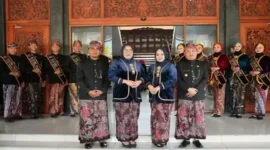 Bupati Bangkalan Lukman Hakim memimpin upacara peringatan Hari Jadi ke-495 Kabupaten Bangkalan yang dirangkai dengan Hari Jadi ke-81 Provinsi Jawa Timur Tahun 2026, Jumat (23/10/2026). (Dok. Ho/Pemkab Bangkalan/RadarBangsa.co.id).