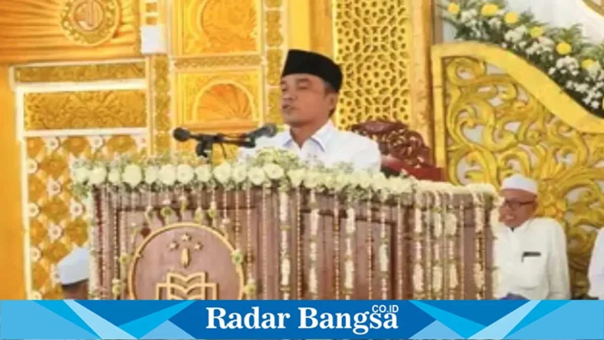Bupati Bangkalan dalam kegiatan keagamaan di mimbar. (Dok. Ho/RadarBangsa.co.id).