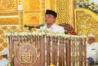 Bupati Bangkalan dalam kegiatan keagamaan di mimbar. (Dok. Ho/RadarBangsa.co.id).