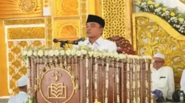 Bupati Bangkalan dalam kegiatan keagamaan di mimbar. (Dok. Ho/RadarBangsa.co.id).