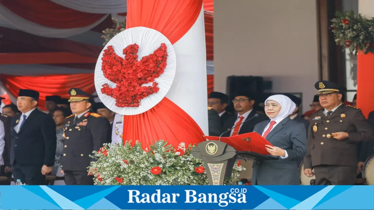 Gubernur Jawa Timur Khofifah Indar Parawansa saat memimpin Upacara Peringatan Hari Kesaktian Pancasila di Gedung Negara Grahadi, Surabaya, Kamis (1/10/2026). (Dok. Ho/RadarBangsa.co.id)