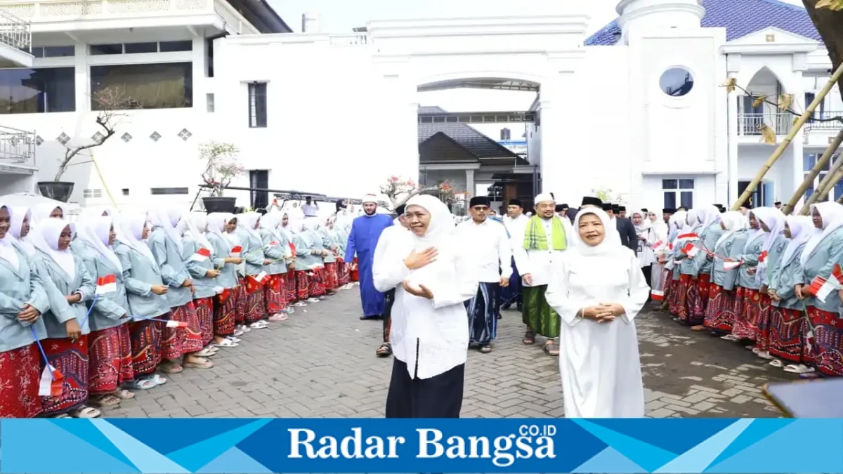Gubernur Jawa Timur Khofifah Indar Parawansa menyampaikan ajakan kepada santri untuk memperkuat pendidikan, menguasai teknologi, mengembangkan ekonomi, dan menjaga persatuan dalam momentum Hari Santri Nasional 2026, Kamis (22/10). (Dok. Ho/RadarBangsa.co.id)