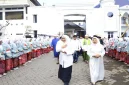Gubernur Jawa Timur Khofifah Indar Parawansa menyampaikan ajakan kepada santri untuk memperkuat pendidikan, menguasai teknologi, mengembangkan ekonomi, dan menjaga persatuan dalam momentum Hari Santri Nasional 2026, Kamis (22/10). (Dok. Ho/RadarBangsa.co.id)