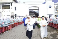 Gubernur Jawa Timur Khofifah Indar Parawansa menyampaikan ajakan kepada santri untuk memperkuat pendidikan, menguasai teknologi, mengembangkan ekonomi, dan menjaga persatuan dalam momentum Hari Santri Nasional 2026, Kamis (22/10). (Dok. Ho/RadarBangsa.co.id)