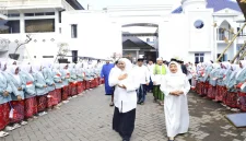 Gubernur Jawa Timur Khofifah Indar Parawansa menyampaikan ajakan kepada santri untuk memperkuat pendidikan, menguasai teknologi, mengembangkan ekonomi, dan menjaga persatuan dalam momentum Hari Santri Nasional 2026, Kamis (22/10). (Dok. Ho/RadarBangsa.co.id)
