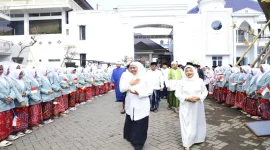 Gubernur Jawa Timur Khofifah Indar Parawansa menyampaikan ajakan kepada santri untuk memperkuat pendidikan, menguasai teknologi, mengembangkan ekonomi, dan menjaga persatuan dalam momentum Hari Santri Nasional 2026, Kamis (22/10). (Dok. Ho/RadarBangsa.co.id)