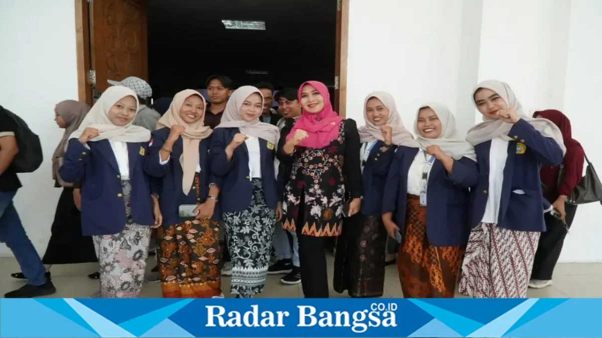 Lia Istifhama saat menjadi narasumber Islamic Talkshow bertajuk Membangun Peradaban dari Timur di Universitas Trunojoyo Madura, Rabu (21/10/2026). (Dok. Ho/RadarBangsa.co.id)