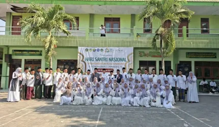 Pengurus YPP Al Munawwaroh dan peserta mengikuti kegiatan peringatan Hari Santri 2026 di Kembangbahu, Lamongan.