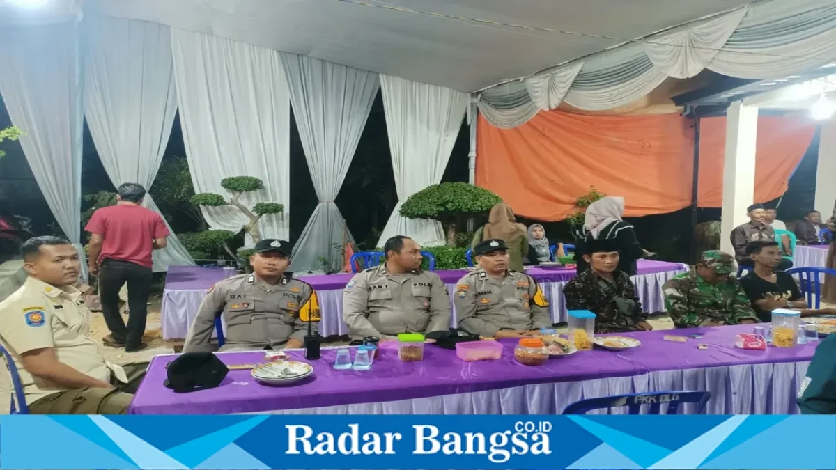 Petugas gabungan saat mengamankan hiburan elektun hajatan pernikahan di Dusun Deleg, Desa Kelorarum, Kecamatan Tikung, Lamongan, Selasa (6/10/2026). (Dok. Ho/RadarBangsa.co.id)