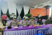 Petugas gabungan saat mengamankan hiburan elektun hajatan pernikahan di Dusun Deleg, Desa Kelorarum, Kecamatan Tikung, Lamongan, Selasa (6/10/2026). (Dok. Ho/RadarBangsa.co.id)