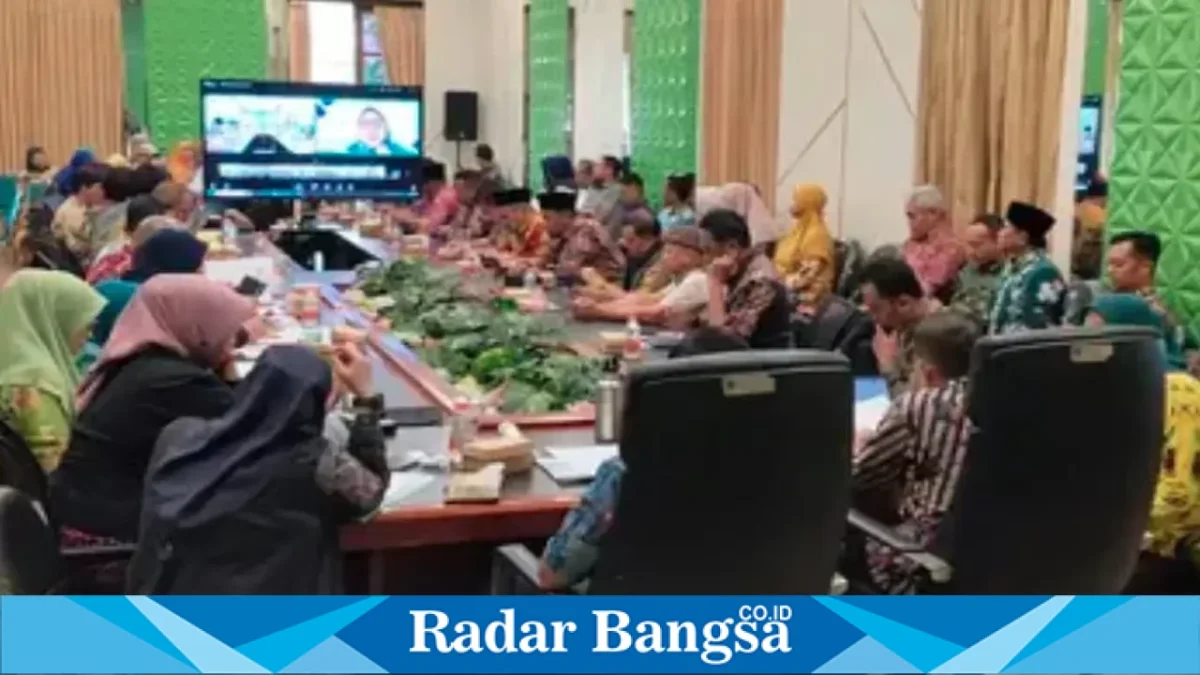Bupati Bangkalan Lukman Hakim saat menyampaikan arahan dalam kegiatan Verifikasi Lapangan Pelaksanaan PUG Tahun 2024 dan 2025 di Bangkalan, Kamis (29/10/2026). (Dok. Ho/RadarBangsa.co.id)