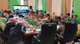 Bupati Bangkalan Lukman Hakim saat menyampaikan arahan dalam kegiatan Verifikasi Lapangan Pelaksanaan PUG Tahun 2024 dan 2025 di Bangkalan, Kamis (29/10/2026). (Dok. Ho/RadarBangsa.co.id)