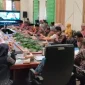 Bupati Bangkalan Lukman Hakim saat menyampaikan arahan dalam kegiatan Verifikasi Lapangan Pelaksanaan PUG Tahun 2024 dan 2025 di Bangkalan, Kamis (29/10/2026). (Dok. Ho/RadarBangsa.co.id)