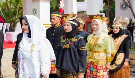 Bupati Lamongan Yuhronur Efendi menyerahkan penghargaan kepada Pemuda Pelopor Desa dalam peringatan Hari Sumpah Pemuda 2026.