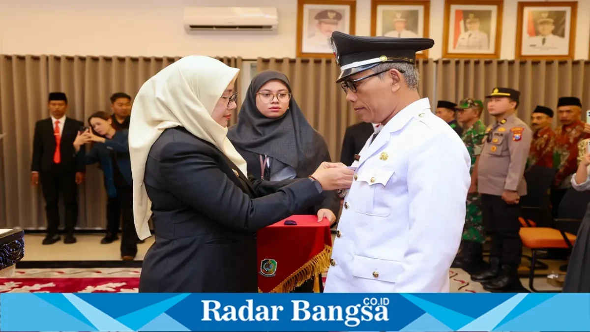 Bupati Banyuwangi Ipuk Fiestiandani saat melantik Jainu Ahmadi sebagai Kepala Desa Setail hasil pemilihan antarwaktu di Ruang Rempeg Jogopati, Rabu (7/10/2026). (Dok. Ho/RadarBangsa.co.id)
