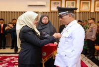 Bupati Banyuwangi Ipuk Fiestiandani saat melantik Jainu Ahmadi sebagai Kepala Desa Setail hasil pemilihan antarwaktu di Ruang Rempeg Jogopati, Rabu (7/10/2026). (Dok. Ho/RadarBangsa.co.id)