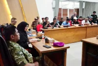 Bupati Banyuwangi Ipuk Fiestiandani menerima audiensi perwakilan sopir truk GAPIBER di Kantor Pemkab Banyuwangi, Kamis (15/10/2026). (Dok. Ho/RadarBangsa.co.id)