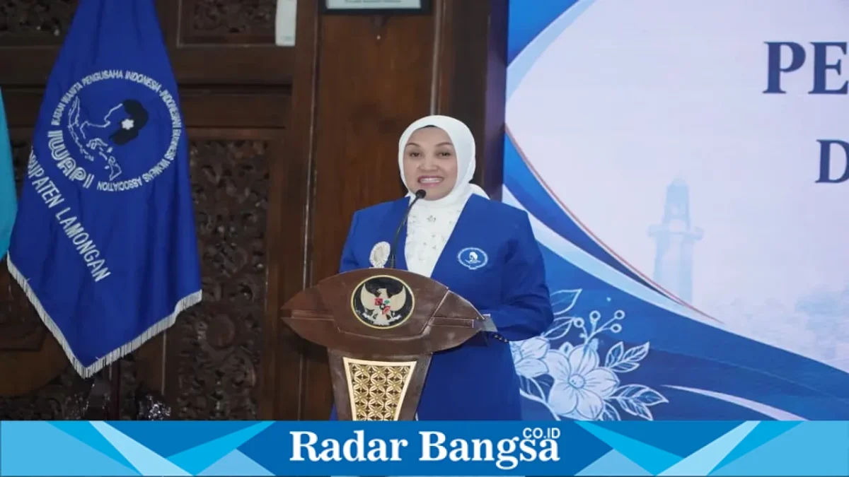 Ketua Dewan Pengurus Cabang (DPC) IWAPI Lamongan Anis Kartikawati Yuhronur Efendi saat menghadiri Pelantikan Dewan Pengurus Ranting IWAPI Kecamatan Lamongan dan Mantup di Pendopo Lokatantra, Lamongan, Jumat (2/10). (Do Ho/RadarBangsa.co.id)