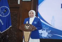 Ketua Dewan Pengurus Cabang (DPC) IWAPI Lamongan Anis Kartikawati Yuhronur Efendi saat menghadiri Pelantikan Dewan Pengurus Ranting IWAPI Kecamatan Lamongan dan Mantup di Pendopo Lokatantra, Lamongan, Jumat (2/10). (Do Ho/RadarBangsa.co.id)