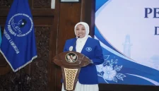 Ketua Dewan Pengurus Cabang (DPC) IWAPI Lamongan Anis Kartikawati Yuhronur Efendi saat menghadiri Pelantikan Dewan Pengurus Ranting IWAPI Kecamatan Lamongan dan Mantup di Pendopo Lokatantra, Lamongan, Jumat (2/10). (Do Ho/RadarBangsa.co.id)