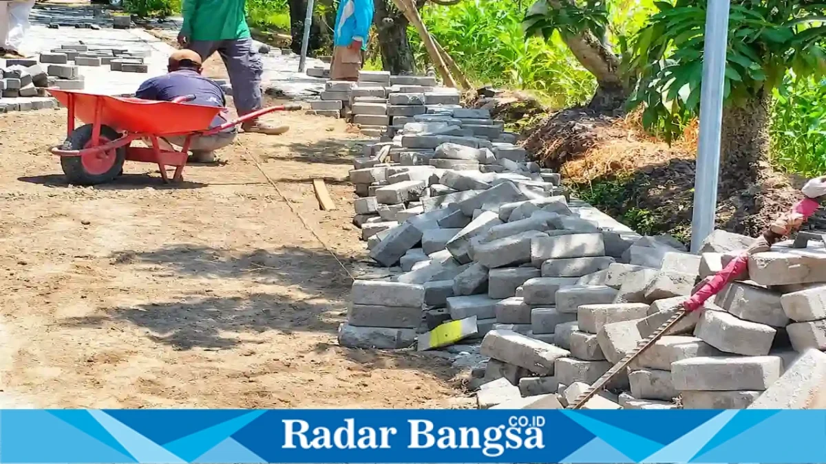 Perbaikan jalan paving di Desa Banjarkejen, Kecamatan Pandaan, Kabupaten Pasuruan, mulai dilakukan pada Jumat (16/10/2026). (Dok. Ho/RadarBangsa.co.id)