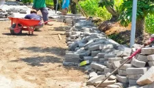 Perbaikan jalan paving di Desa Banjarkejen, Kecamatan Pandaan, Kabupaten Pasuruan, mulai dilakukan pada Jumat (16/10/2026). (Dok. Ho/RadarBangsa.co.id)