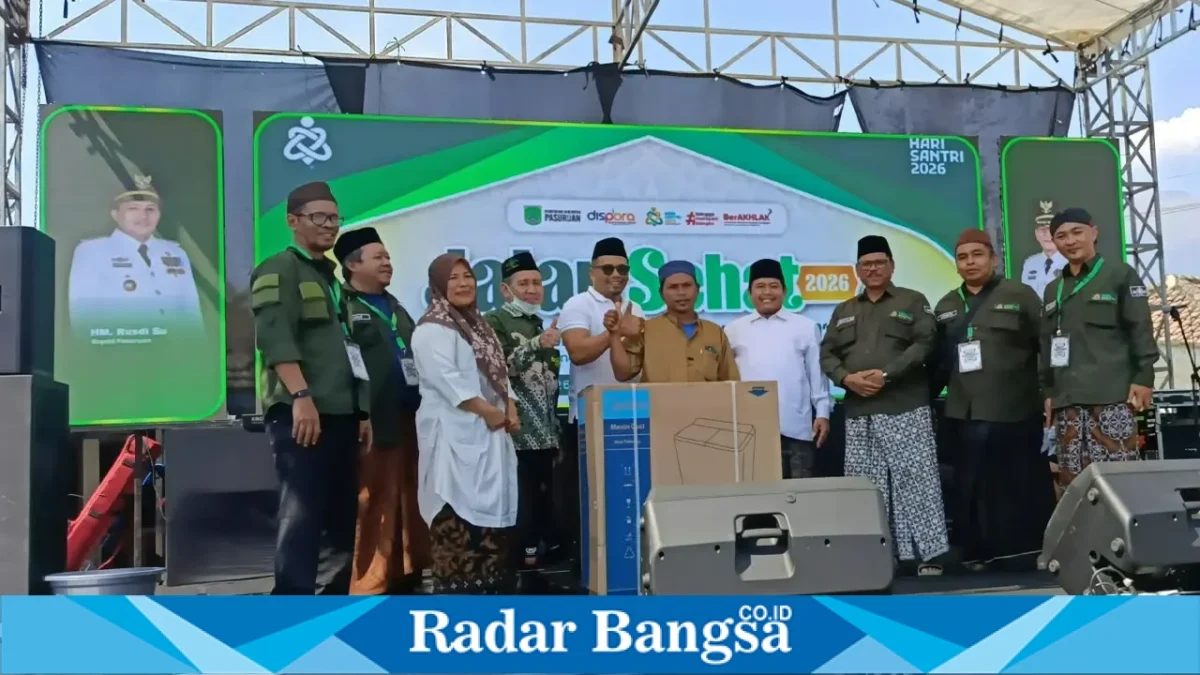Ribuan santri dan warga mengikuti jalan santai dalam rangka Hari Santri Nasional 2026 di Desa Bulusari, Kecamatan Gempol, Kabupaten Pasuruan, Minggu (18/10/2026). (Dok. Ho/RadarBangsa.co.id)