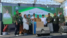 Ribuan santri dan warga mengikuti jalan santai dalam rangka Hari Santri Nasional 2026 di Desa Bulusari, Kecamatan Gempol, Kabupaten Pasuruan, Minggu (18/10/2026). (Dok. Ho/RadarBangsa.co.id)