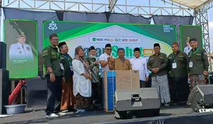 Ribuan santri dan warga mengikuti jalan santai HSN 2026 bertema tempo dulu di Desa Bulusari, Gempol, Pasuruan.