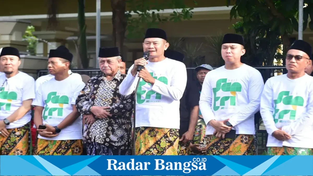 Bupati Lamongan Yuhronur Efendi menyampaikan sambutan dalam kegiatan Jalan Sehat Sarungan untuk memperingati Hari Santri Nasional 2026 di Lamongan. (Dok. Ho/PCNU Lamongan/RadarBangsa.co.id).