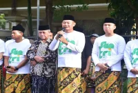 Bupati Lamongan Yuhronur Efendi menyampaikan sambutan dalam kegiatan Jalan Sehat Sarungan untuk memperingati Hari Santri Nasional 2026 di Lamongan. (Dok. Ho/PCNU Lamongan/RadarBangsa.co.id).