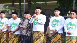 Bupati Lamongan Yuhronur Efendi menyampaikan sambutan dalam kegiatan Jalan Sehat Sarungan untuk memperingati Hari Santri Nasional 2026 di Lamongan. (Dok. Ho/PCNU Lamongan/RadarBangsa.co.id).