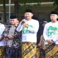 Bupati Lamongan Yuhronur Efendi menyampaikan sambutan dalam kegiatan Jalan Sehat Sarungan untuk memperingati Hari Santri Nasional 2026 di Lamongan. (Dok. Ho/PCNU Lamongan/RadarBangsa.co.id).