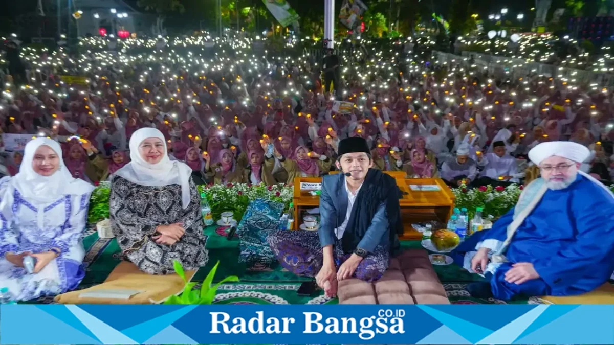 Gubernur Jawa Timur Khofifah Indar Parawansa bersama Gus Iqdam dan Syekh Afeefuddin Al-Jailani dalam kegiatan Jatim Berselawat untuk memperingati Hari Jadi ke-81 Provinsi Jawa Timur dan Hari Santri 2026 di Surabaya. (Dok. Ho/Pemprov Jatim/RadarBangsa.co.id)