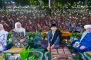 Gubernur Jawa Timur Khofifah Indar Parawansa bersama Gus Iqdam dan Syekh Afeefuddin Al-Jailani dalam kegiatan Jatim Berselawat untuk memperingati Hari Jadi ke-81 Provinsi Jawa Timur dan Hari Santri 2026 di Surabaya. (Dok. Ho/Pemprov Jatim/RadarBangsa.co.id)