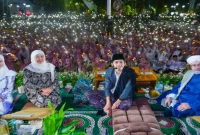 Gubernur Jawa Timur Khofifah Indar Parawansa bersama Gus Iqdam dan Syekh Afeefuddin Al-Jailani dalam kegiatan Jatim Berselawat untuk memperingati Hari Jadi ke-81 Provinsi Jawa Timur dan Hari Santri 2026 di Surabaya. (Dok. Ho/Pemprov Jatim/RadarBangsa.co.id)