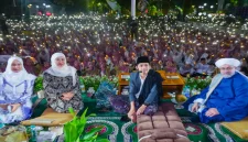 Gubernur Jawa Timur Khofifah Indar Parawansa bersama Gus Iqdam dan Syekh Afeefuddin Al-Jailani dalam kegiatan Jatim Berselawat untuk memperingati Hari Jadi ke-81 Provinsi Jawa Timur dan Hari Santri 2026 di Surabaya. (Dok. Ho/Pemprov Jatim/RadarBangsa.co.id)