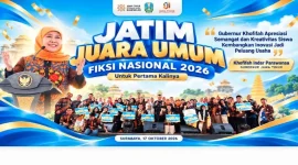 Gubernur Jawa Timur Khofifah Indar Parawansa bersama para peserta FIKSI Nasional 2026 dalam perayaan keberhasilan Jawa Timur meraih gelar juara umum di Surabaya, 17 Oktober 2026. (Dok. Ho/RadarBangsa.co.id)