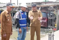 Bupati Sidoarjo Subandi meninjau kondisi sungai di sekitar proyek betonisasi Jalan Gedangan–Betro dan menjelaskan kendala penataan sungai kepada petugas di lokasi, Senin (12/10/2026). (Dok. RadarBangsa.co.id)