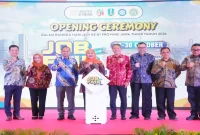 Gubernur Jawa Timur Khofifah Indar Parawansa saat membuka Job Fair Inklusif Jawa Timur 2026 di Grand City Convex Surabaya, Kamis (29/10/2026). (Dok. Ho/RadarBangsa.co.id)