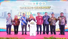 Gubernur Jawa Timur Khofifah Indar Parawansa saat membuka Job Fair Inklusif Jawa Timur 2026 di Grand City Convex Surabaya, Kamis (29/10/2026). (Dok. Ho/RadarBangsa.co.id)