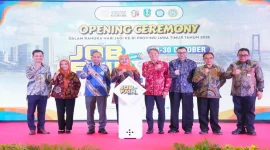 Gubernur Jawa Timur Khofifah Indar Parawansa saat membuka Job Fair Inklusif Jawa Timur 2026 di Grand City Convex Surabaya, Kamis (29/10/2026). (Dok. Ho/RadarBangsa.co.id)
