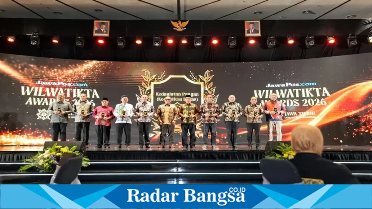 Bupati Pasuruan Mas Rusdi saat menerima penghargaan dalam JawaPos.com Wilwatikta Awards 2026 di Legacy Ballroom, Surabaya, Jumat (30/10/2026). (Dok. Ho/RadarBangsa.co.id)