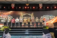 Bupati Pasuruan Mas Rusdi saat menerima penghargaan dalam JawaPos.com Wilwatikta Awards 2026 di Legacy Ballroom, Surabaya, Jumat (30/10/2026). (Dok. Ho/RadarBangsa.co.id)