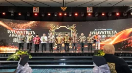 Bupati Pasuruan Mas Rusdi saat menerima penghargaan dalam JawaPos.com Wilwatikta Awards 2026 di Legacy Ballroom, Surabaya, Jumat (30/10/2026). (Dok. Ho/RadarBangsa.co.id)
