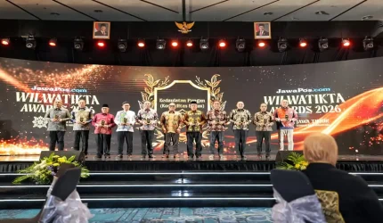 Bupati Pasuruan Mas Rusdi menerima penghargaan dalam JawaPos.com Wilwatikta Awards 2026 di Surabaya.